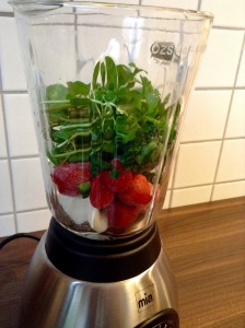 Green Smoothie light - Banane, Erdbeeren, Spinat und Minze in den Mixer