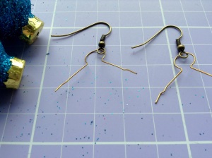 DIY Weihnachtsohrringe - Ohrhaken auf Kugelaufhänger fädeln