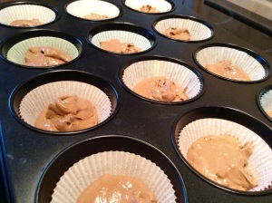 Schoko-Minz-Cupcakes - Teig in Muffinförmchen füllen