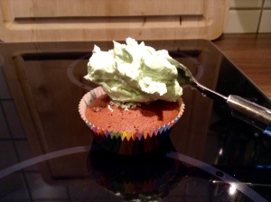 Schoko-Minz-Cupcakes - Topping klecks auf den Muffin geben