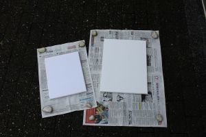 DIY Leinwände besprühen - Zeitungspapier unterlegen