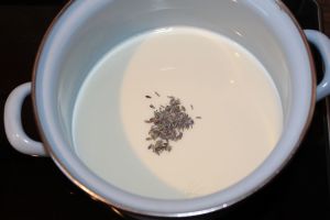 Lavendel Kakao - Milch und Lavendel in dem kleinen Topf erhitzen