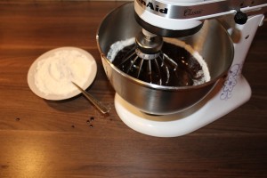 Brownies mit Erdnusscreme - Mehlmischung Esslöffelweise unterrühren