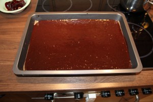 Brownies mit Erdnusscreme - Teig auf dem Backblech verteilen