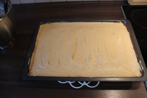 Brownies mit Erdnusscreme - Erdnussbutterfrosting gleichmäßig auf dem Kuchen vertreichen